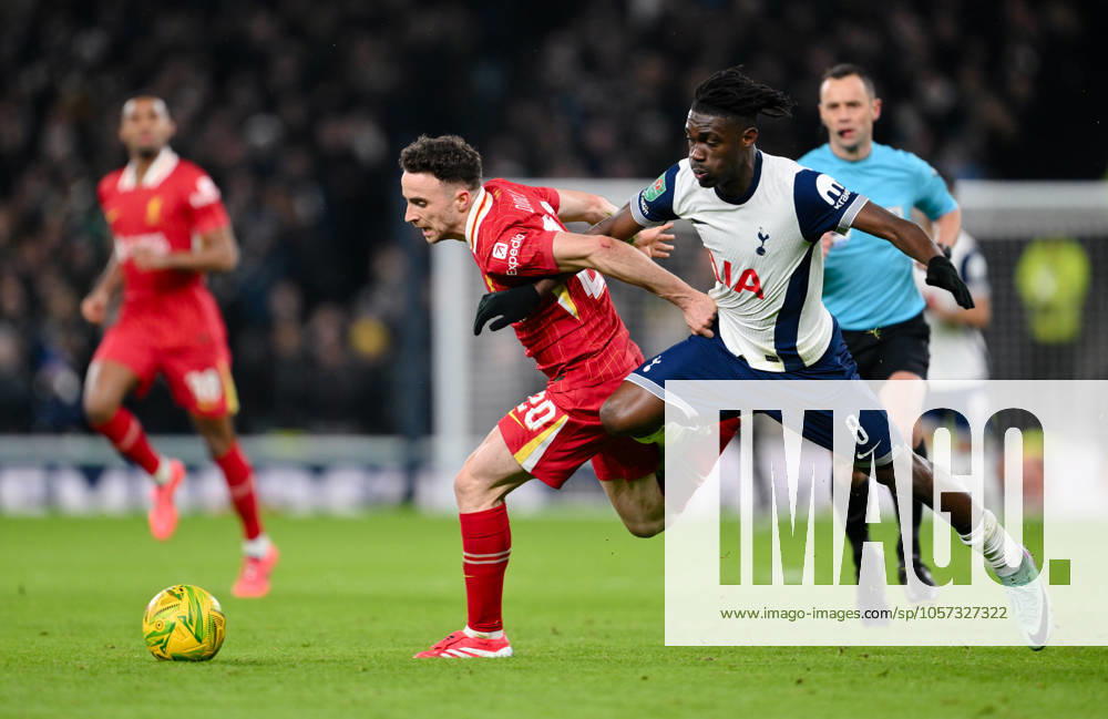 Football - 2024 2025 EFL Carabao League Cup - Semi-Final - First Leg - Tottenham Hotspur vs Liverpool - Tottenham Hotspur - Wednesday 8th January 2025. Liverpool s Diogo Jota holds off the challenge from Tottenham Hotspur s Yves Bissouma. COLORSPORT Ashley Western