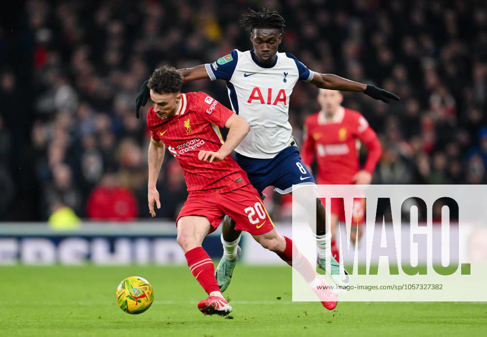 Football - 2024 2025 EFL Carabao League Cup - Semi-Final - First Leg - Tottenham Hotspur vs Liverpool - Tottenham Hotspur - Wednesday 8th January 2025. Liverpool s Diogo Jota holds off the challenge from Tottenham Hotspur s Yves Bissouma. COLORSPORT Ashley Western