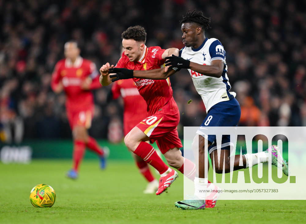 Football - 2024 2025 EFL Carabao League Cup - Semi-Final - First Leg - Tottenham Hotspur vs Liverpool - Tottenham Hotspur - Wednesday 8th January 2025. Liverpool s Diogo Jota holds off the challenge from Tottenham Hotspur s Yves Bissouma. COLORSPORT Ashley Western