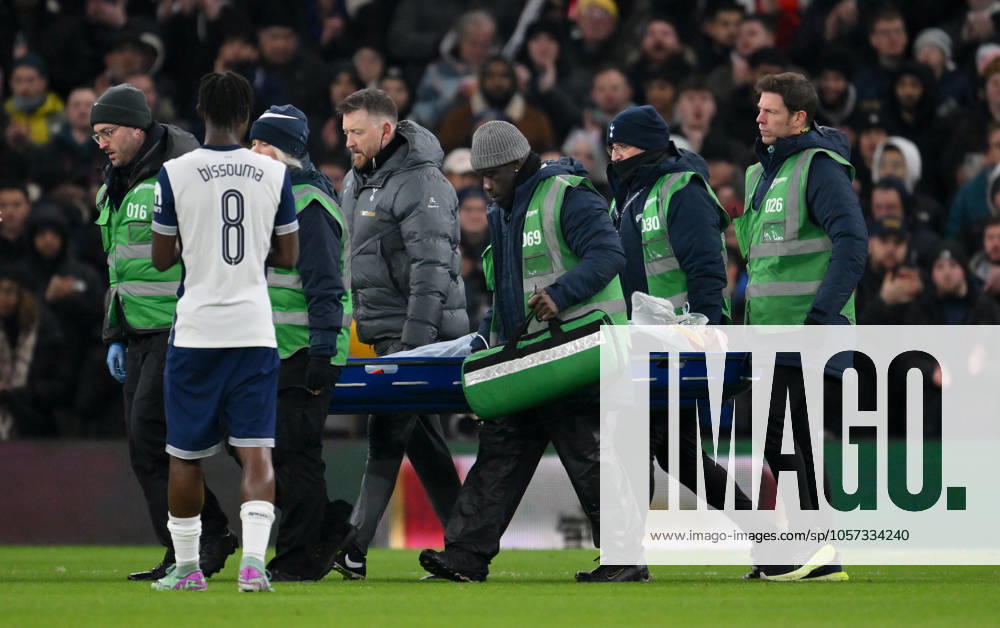 Football - 2024 2025 EFL Carabao League Cup - Semi-Final - First Leg - Tottenham Hotspur vs Liverpool - Tottenham Hotspur - Wednesday 8th January 2025. Tottenham Hotspur s Rodrigo Bentancur leaves the pitch on a stretcher in the first half. COLORSPORT Ashley Western
