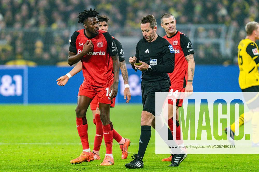 Borussia Dortmund vs. Bayern 04 Leverkusen, 1. Bundesliga, 16. Spieltag Granit Xhaka (Bayer 04 Leverkusen, 34) Edmond Tapsoba (Bayer 04 Leverkusen, 12) Piero Hincapie (Bayer 04 Leverkusen, 3) Stieler Schiedsrichter Wichtiger Hinweis: Gemaess den Vorgaben der DFL Deutsche Fussball Liga bzw. des DFB Deutscher Fussball-Bund ist es untersagt, in dem Stadion und oder vom Spiel angefertigte Fotoaufnahmen in Form von Sequenzbildern und oder videoaehnlichen Fotostrecken zu verwerten