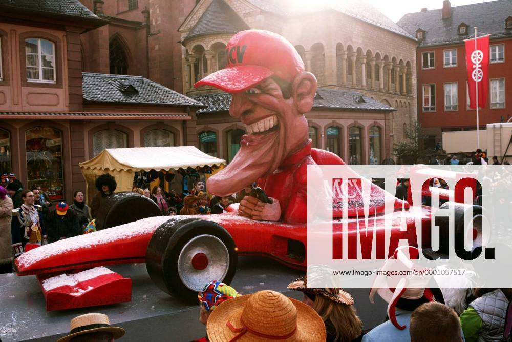 Motivwagen Kinn of the Road - Michael Schumacher wird während des Rosenmontagsumzugs in Mainz zur Belustigung durch die Straßen geführt Motorsport Herren Karneval 2004, Fasching, Rosenmontag, Umzug, Faschingsumzug, Vdig Totale Mainz Komik,