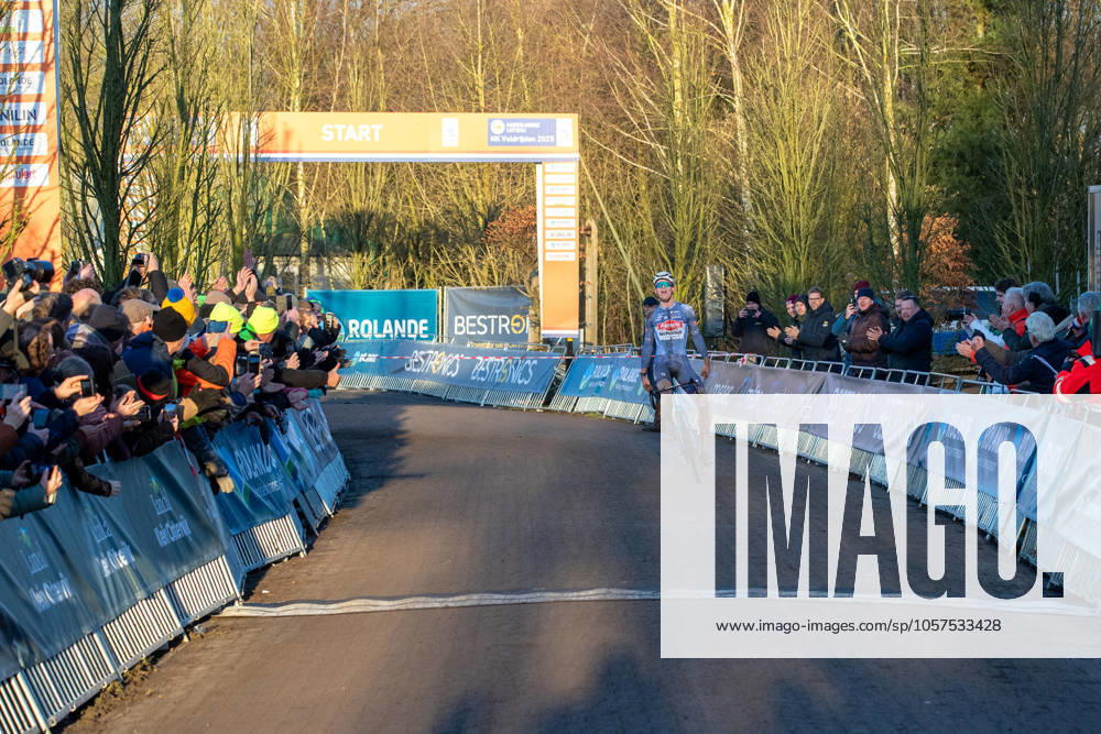 NK Cyclocross Oisterwijk Elite mannen Oisterwijk (NED), CYCLOCROSS, JANUARY 12 De titel in het veldrijden bij de mannen is gewonnen door Tibor del Grosso voor Pim Ronhaar en Joris Nieuwenhuis Gefotografeerd tijdens het Nederlands Kampioenschap veldrijden in Oisterwijk Content not available for redistribution in The Netherlands directly or indirectly through any third parties.