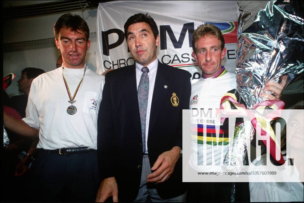 Rudy Dhaenens Nevele 03 09 1990 - Rudy Dhaenens wereldkampioen op de weg bij de profs in Japan. - Dirk De Wolf, Eddy Mer Rudy Dhaenens Nevele 03 09 1990 - Rudy Dhaenens wereldkampioen op de weg bij de profs in Japan. - Dirk De Wolf, Eddy Merckx en Rudy Dhaenens