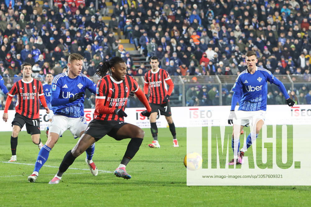 Como& x2019;s AC Milan s Rafael Leao in action during the Serie A Enilive 2024 2025 soccer match between Como and Milan at the Giuseppe Sinigaglia stadium in Como, north Italy - Sunday January 14, 2025 - Soccer.