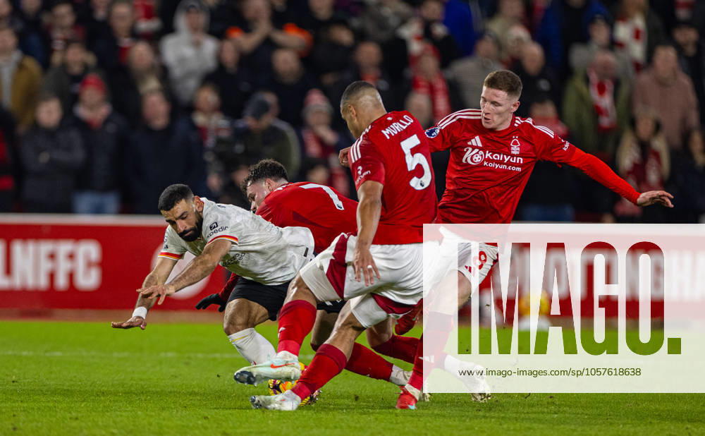 Football - FA Premier League - Nottingham Forest FC v Liverpool FC NOTTINGHAM, ENGLAND - Tuesday, January 14, 2025: Liverpool s Mohamed Salah is challenged by three Nottingham Forest players during the FA Premier League match between Nottingham Forest FC and Liverpool FC at the City Ground. (Photo by David Rawcliffe Propaganda) NOTTINGHAM City Ground NOTTINGHAMSHIRE ENGLAND