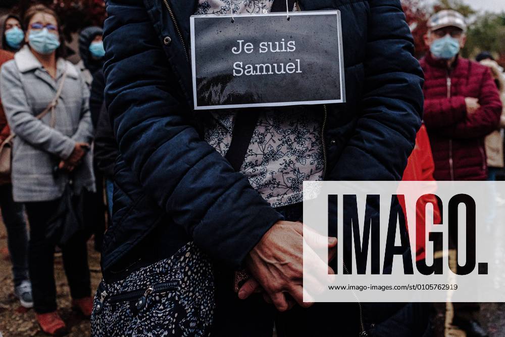 Thousands of people gathered Tuesday evening in Conflans-Saint-Honorine for a white march in homage to Samuel Paty. The crowd gathered around 6:30 pm in front of the college Le Bois-d Aulne, where the 47-year-old teacher was teaching. Some 6,000 people were present, according to estimates by the gendarmes on the spot. JanxSchmidt-Whitley LexPictorium LePictorium_0235914
