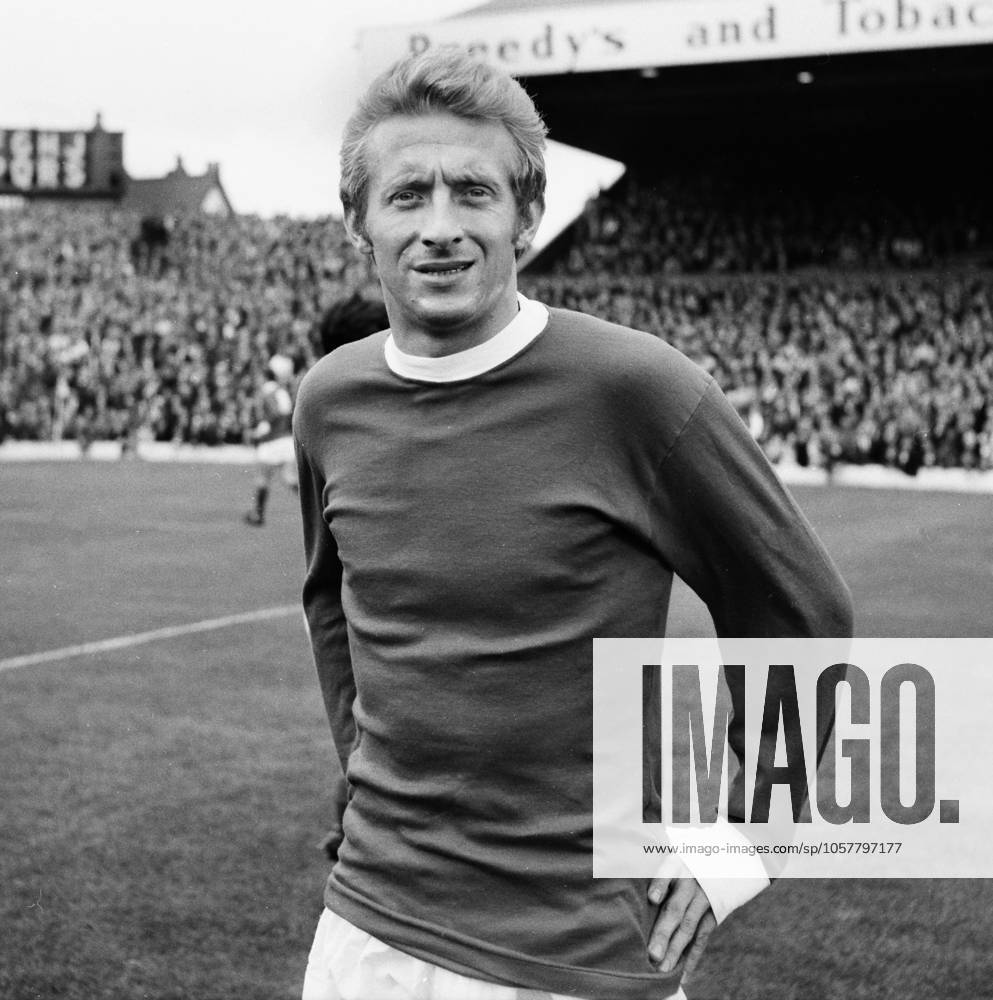 Football - 1968 1969 First Division - West Bromwich Albion 3 Manchester United, ManU 1 United s Denis Law at The Hawthorns.