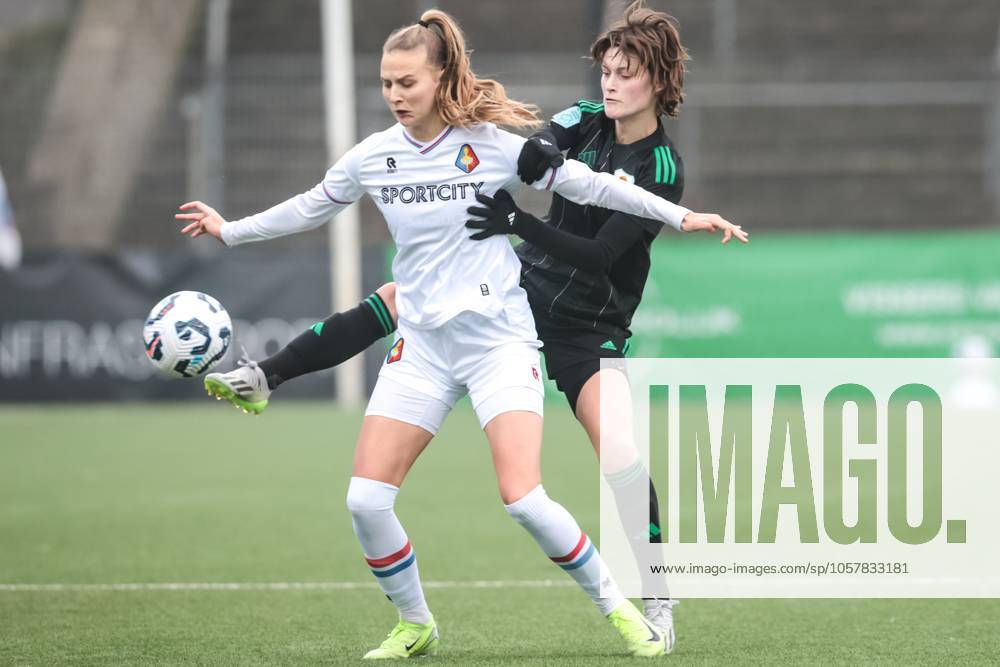 ,711 Sadium, Azerion Eredivisie vrouwen, Telstar - PEC (women) , season 2023 2024, during the match Telstar - PEC (women),Telstar player Lieke Vis, PEC Zwolle goalkeeper Vita van der Linden Telstar - PEC (women) x27438461x