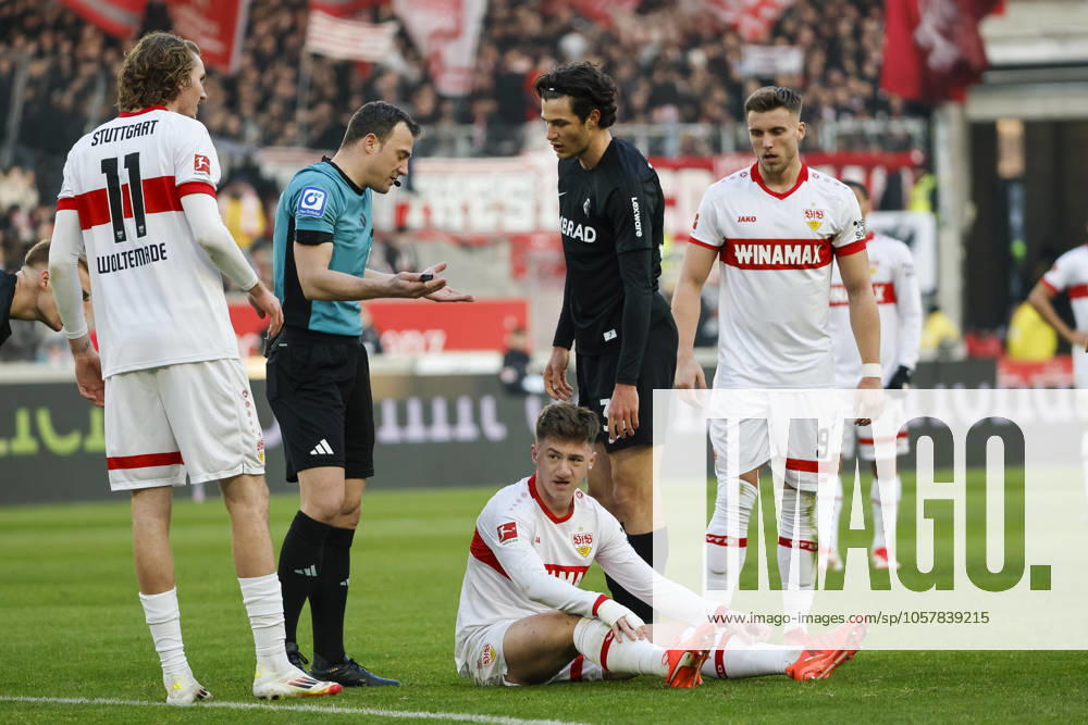 Angelo Stiller VfB Stuttgart, 06 injured on the ground, withNick Woltemade VfB Stuttgart, 11 , referee Felix Zwayer, Merlin Röhl, Rohl SC Freiburg, 34 and Ermedin Demirovic VfB Stuttgart, 09 , Football, 1 Bundesliga, Matchday 18, 2024 2025, VfB Stuttgart vs SC Freiburg, 18 01 2025, MHP Arena, Stuttgart, Germany DFL REGULATIONS PROHIBIT ANY USE OF PHOTOGRAPHS AS IMAGE SEQUENCES AND OR QUASI VIDEO Stuttgart MHP Arena Baden Württemberg Germany