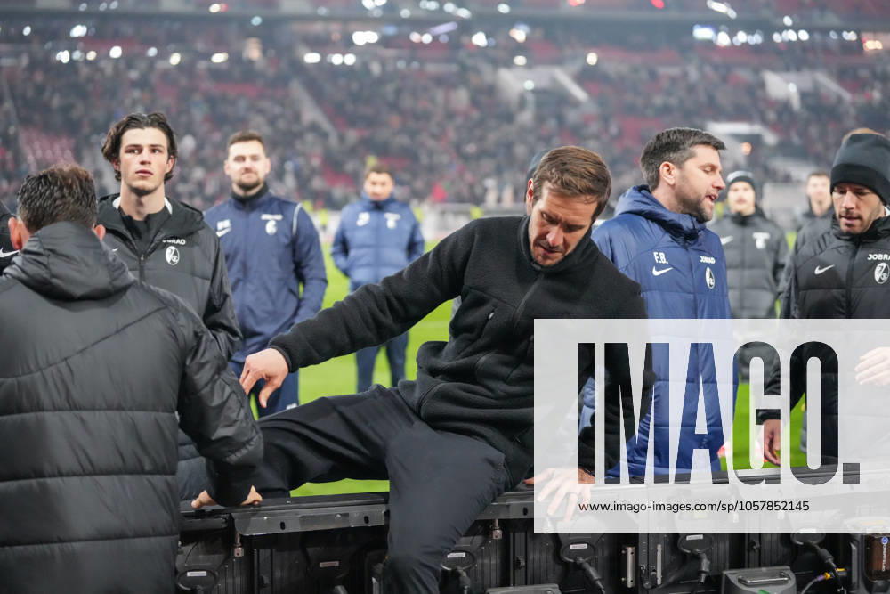 Julian Schuster SC Freiburg, Coach on the way to the guest block to talk to the fans , Soccer, 1 Bundesliga, Matchday 18, 2024 2025, VfB Stuttgart vs SC Freiburg, 18 01 2025, MHP Arena, Stuttgart, Germany DFL REGULATIONS PROHIBIT ANY USE OF PHOTOGRAPHS AS IMAGE SEQUENCES AND OR QUASI VIDEO Stuttgart MHP Arena Baden Württemberg Germany