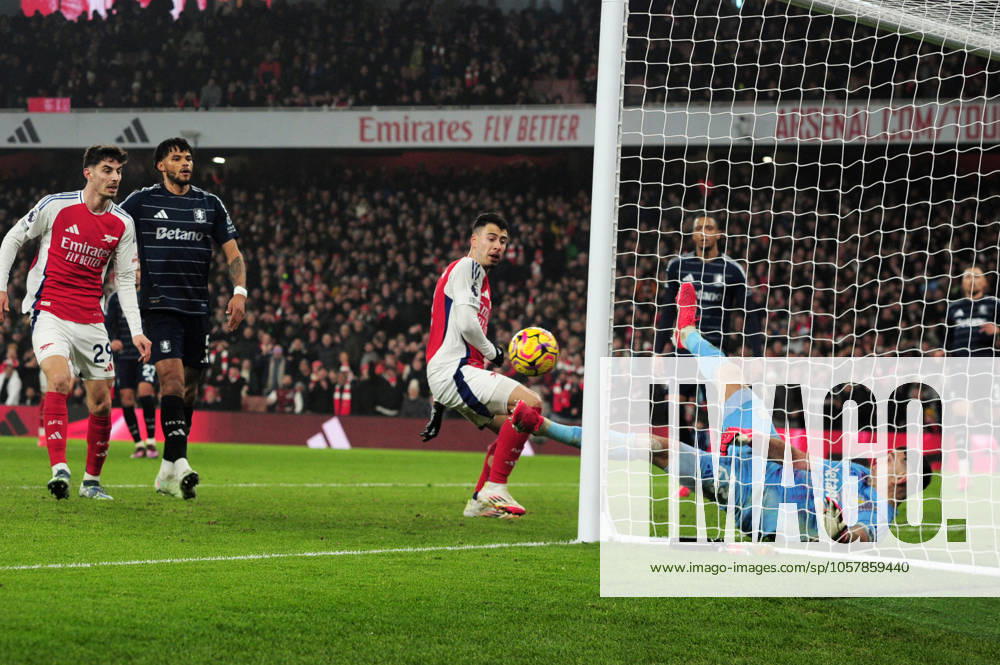 Football - 2024 2025 Premier League - Arsenal vs Aston Villa - Emirates Stadium - Saturday 18th January 2025 Gabriel Martinelli of Arsenal scores his first half goal as Emiliano Martinez tries in vain to stop the ball crossing the line COLORSPORT Andrew Cowie