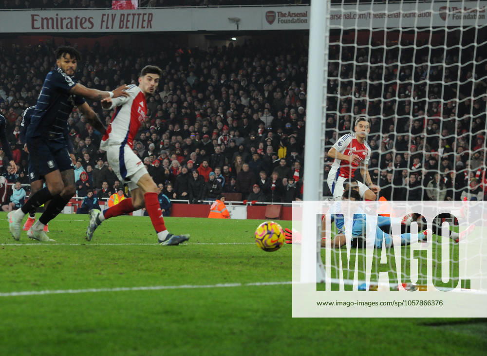 Football - 2024 2025 Premier League - Arsenal vs Aston Villa - Emirates Stadium - Saturday 18th January 2025 Leandro Trossard of Arsenal shoots just wide past goalkeeper, Emiliano Martinez COLORSPORT Andrew Cowie