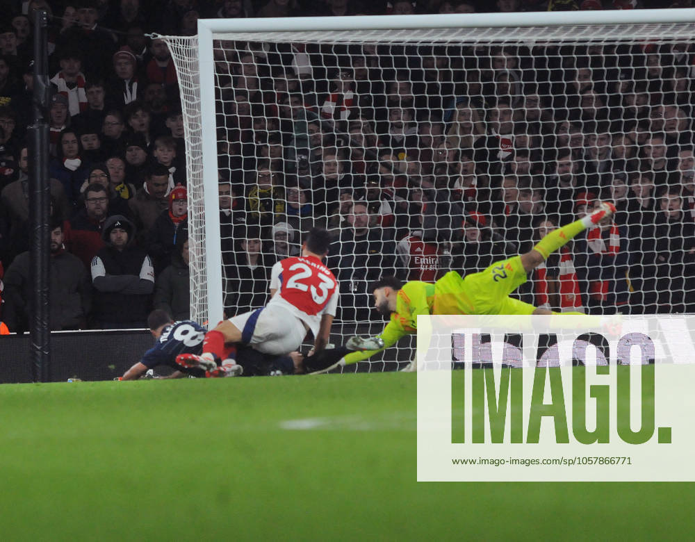 Football - 2024 2025 Premier League - Arsenal vs Aston Villa - Emirates Stadium - Saturday 18th January 2025 Youri Tielemans of Aston Villa scores goal no 1 past the diving David Raya of Arsenal COLORSPORT Andrew Cowie
