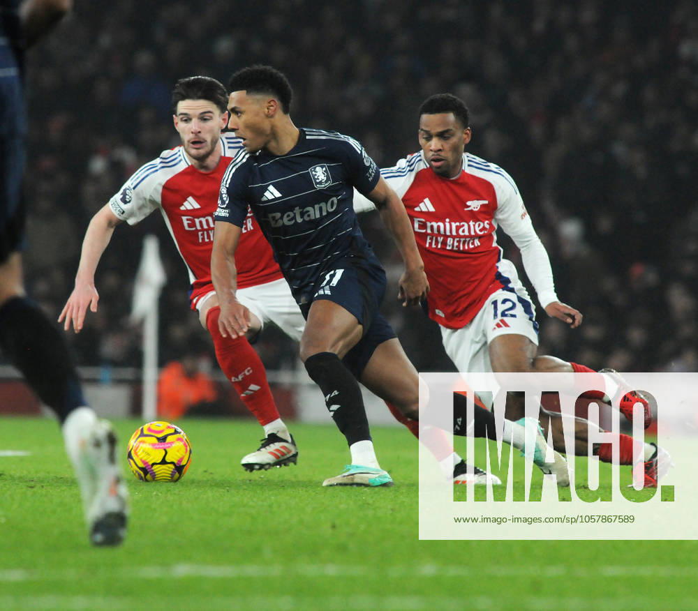 Football - 2024 2025 Premier League - Arsenal vs Aston Villa - Emirates Stadium - Saturday 18th January 2025 Ollie Watkins of Aston Villa and Jurrian Timber and Declan Rice of Arsenal COLORSPORT Andrew Cowie