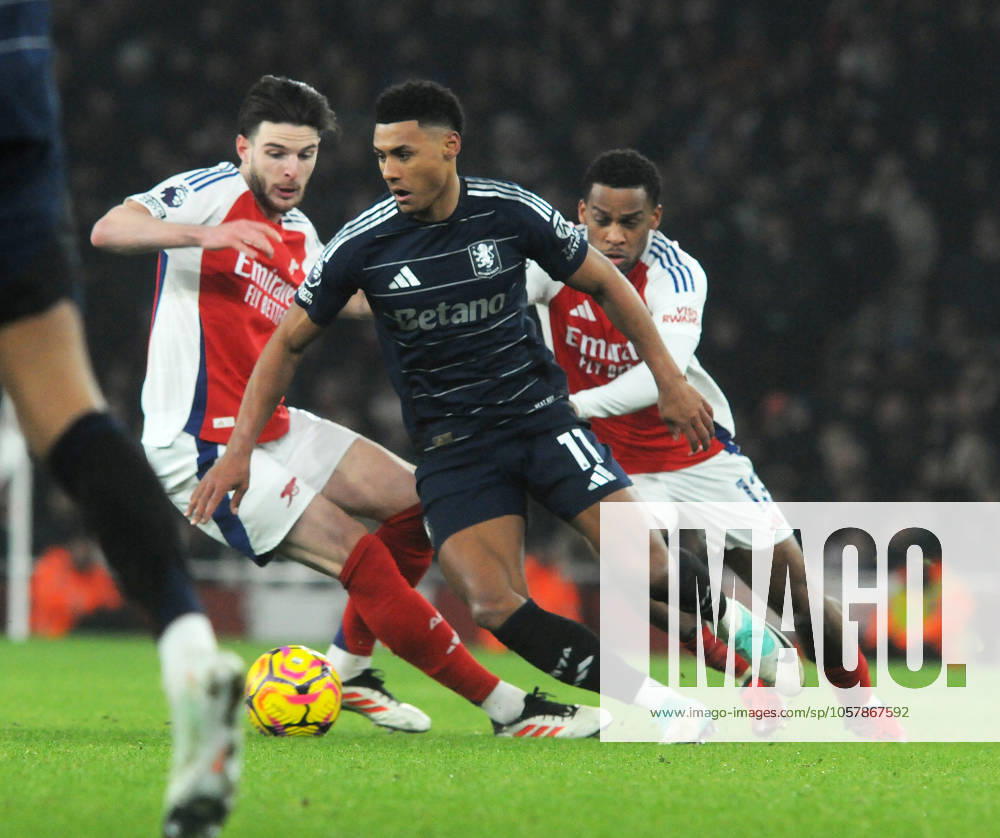 Football - 2024 2025 Premier League - Arsenal vs Aston Villa - Emirates Stadium - Saturday 18th January 2025 Ollie Watkins of Aston Villa and Jurrian Timber and Declan Rice of Arsenal COLORSPORT Andrew Cowie