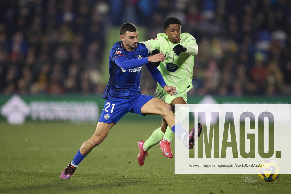 Getafe CF v FC Barcelona, Barca - LaLiga EA Sports Juan Iglesias of Getafe CF competes for the ball with Alejandro Balde of FC Barcelona during the LaLiga EA Sports match between Getafe CF and FC Barcelona at Coliseum Alfonso Perez on January 18, 2025, in Getafe, Spain. Getafe Coliseum Alfonso Perez Madrid Spain RL_GETvFCB_000090