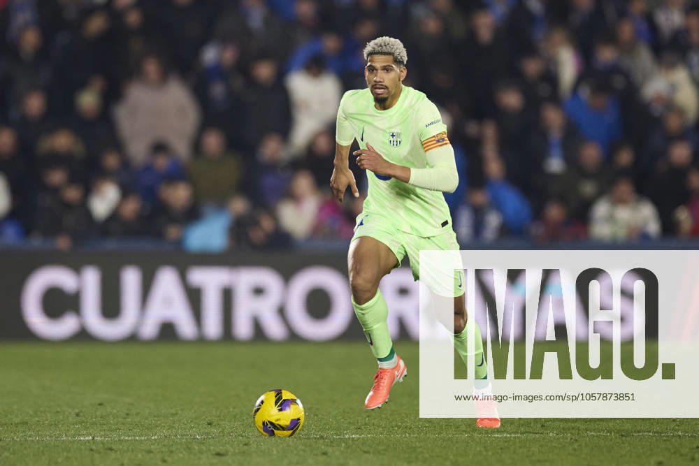 Getafe CF v FC Barcelona, Barca - LaLiga EA Sports Ronald Araujo of FC Barcelona in action during the LaLiga EA Sports match between Getafe CF and FC Barcelona at Coliseum Alfonso Perez on January 18, 2025, in Getafe, Spain. Getafe Coliseum Alfonso Perez Madrid Spain RL_GETvFCB_000115