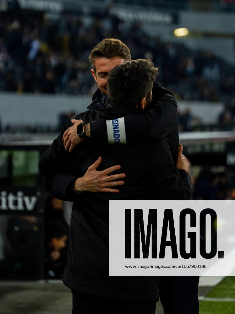 Vitoria SC v FC Arouca pela Liga Portugal Betclic 2024 25 Luis Freire treinador do Vitoria Clube e Vasco Seabra treinador do Futebol Clube Arouca durante partida entre Vitoria SC v FC Arouca pela Liga Portugal Betclic 2024 25, Guimaraes, Portugal (Foto de Ivo Sousa Avant Sports) Guimaraes Estadio D. Afonso Henriques Portugal