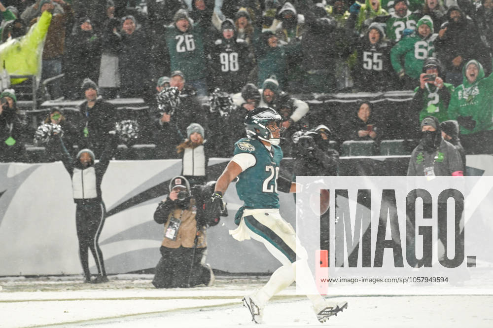 RB SAQUON BARKLEY (26) scores a touchdown against the LA Rams during the divisional game at Lincoln Financial Field in Philadelphia PA Philadelphia USA - ZUMArf1_ 20250119_zaf_rf1_035