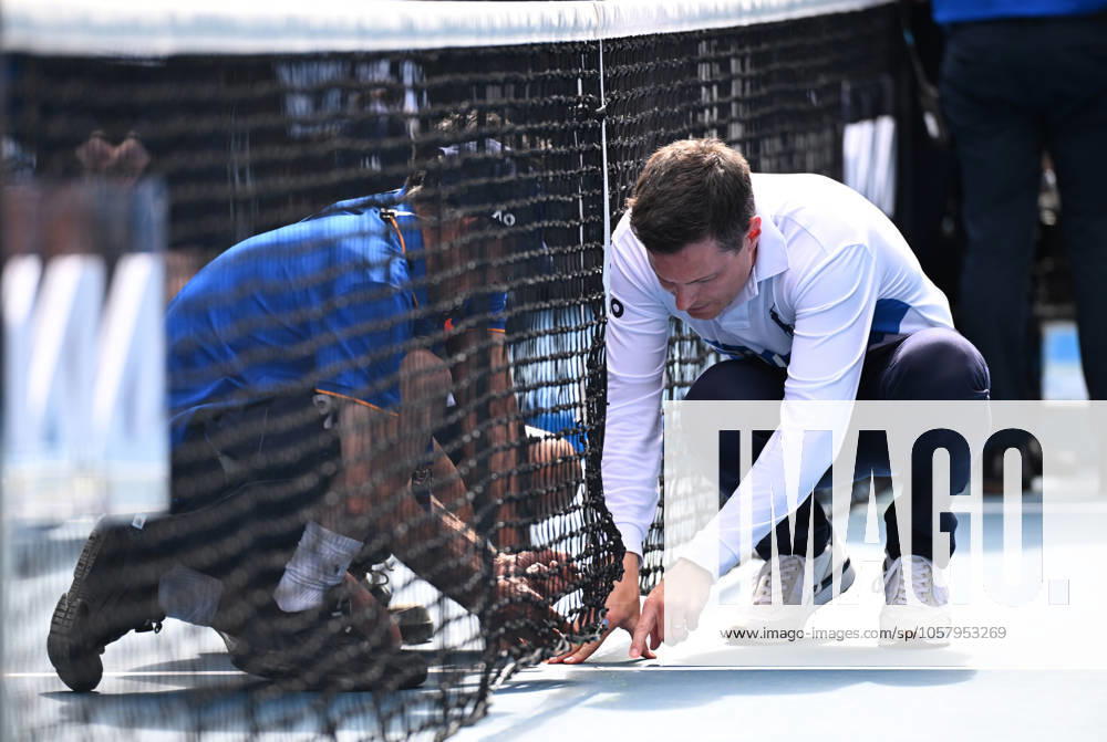 TENNIS AUSTRALIAN OPEN, A compromised net causes play to be suspended during the round 4 match between as Holger Rune of Denmark and Jannik Sinner of Italy during the 2025 Australian Open at Melbourne Park in Melbourne, Monday, January 20, 2025. ( NO ARCHIVING, , NO USE IN BOOKS WITHOUT CONSENT MELBOURNE VICTORIA AUSTRALIA