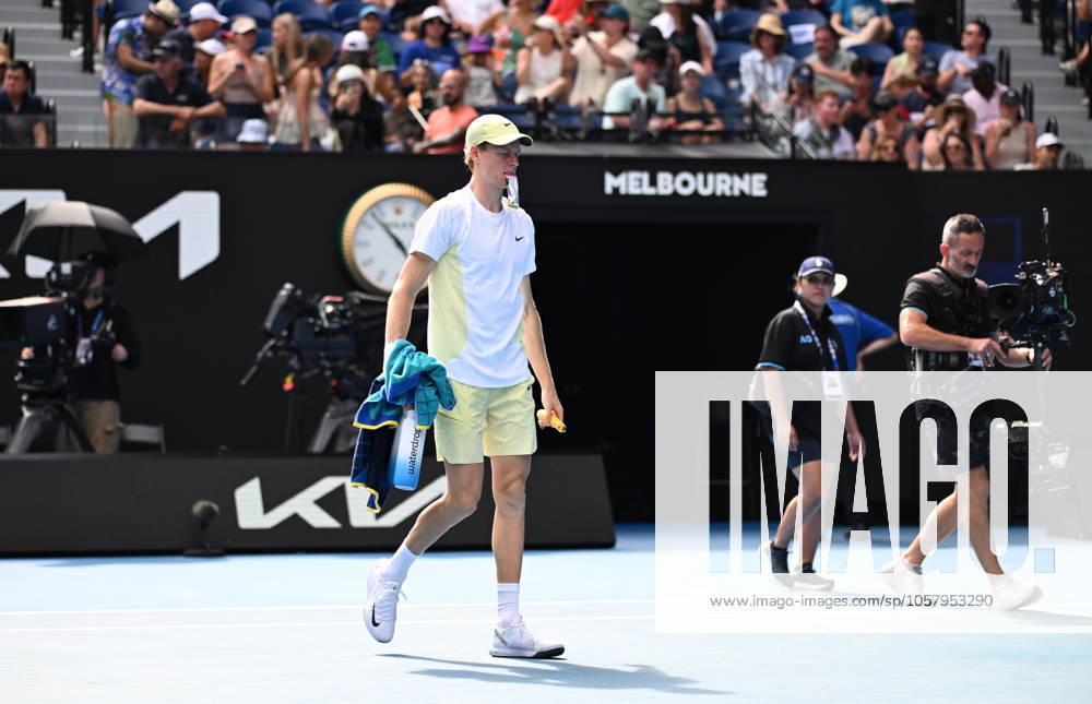 TENNIS AUSTRALIAN OPEN, annik Sinner of Italy leaves the court after play was suspended due to a broken net during his round 4 match against Holger Rune of Denmark at the 2025 Australian Open at Melbourne Park in Melbourne, Monday, January 20, 2025. ( NO ARCHIVING, , NO USE IN BOOKS WITHOUT CONSENT MELBOURNE VICTORIA AUSTRALIA