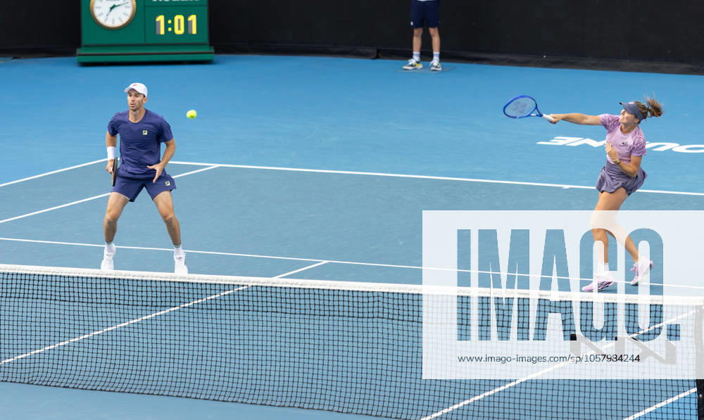 (250121) -- MELBOURNE, Jan. 21, 2025 -- Olivia Gadecki (R) John Peers compete during the mixed doubles quarterfinal between Zhang Shuai (China) Rohan Bopanna (India) and Olivia Gadecki John Peers of Australia at Australian Open tennis tournament in Melbourne, Australia, Jan. 21, 2025. (Photo by Xinhua) (SP)AUSTRALIA-MELBOURNE-TENNIS-AUSTRALIAN OPEN-DAY 10 HuxJingchen