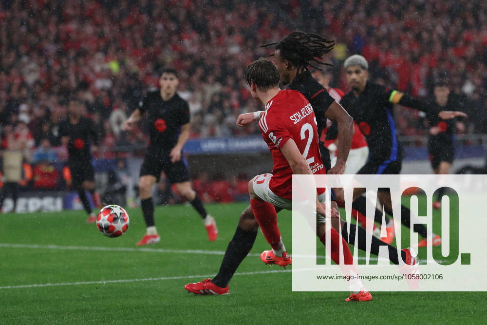 Portugal, Estadio do SL Benfica Lisbon 21. January 2025 Uefa Champions League phase 2024 25 Matchday 7, S.L.Benfica - FC Barcelona, Barca v.l., Andreas Schjelderup (S.L.Benfica) schiesst das Tor zum 4:2