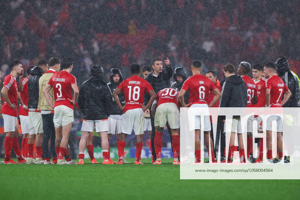 Portugal, Estadio do SL Benfica Lisbon 21 January 2025 Uefa Champions League phase 2024 25 Matchday 7, S L Benfica FC Barcelona v l , Coach Head Coach Bruno Lage S L Benfica speaks to the team after the game, disappointed, disappointed looking, dissapointed, sad, frustrated, frustrated, frustrated, gives instructions, gesticulates, gesticulate with arms gives instructions, gesticulate