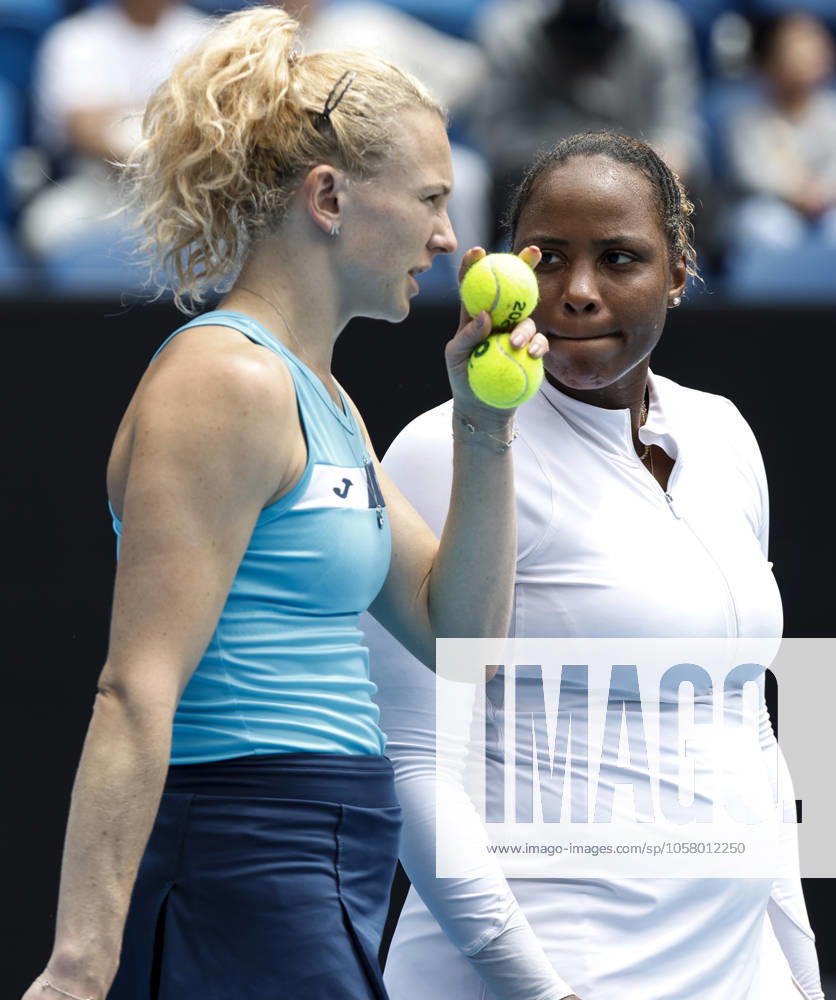 (250122) -- MELBOURNE, Jan. 22, 2025 -- Taylor Townsend(R) Katerina Siniakova talk during the women s doubles quarterfinal match between Zhang Shuai of China Kristina Mladenovic of France and Taylor Townsend of the United States Katerina Siniakova of the Czech Republic at Australian Open tennis tournament in Melbourne, Australia, Jan. 22, 2025. ) (SP)AUSTRALIA-MELBOURNE-TENNIS-AUSTRALIAN OPEN-DAY 11 MaxPing