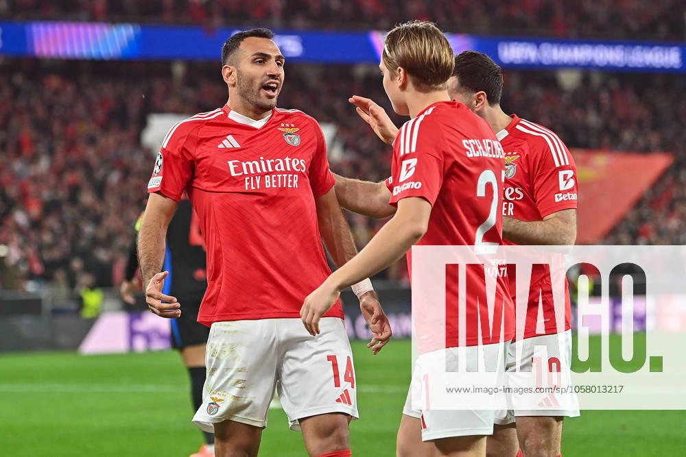 Portugal, Estadio do SL Benfica Lisbon 21 January 2025 Uefa Champions League phase 2024 25 Matchday 7, S L Benfica FC Barcelona v l , Vangelis Pavlidis S L Benfica , Andreas Schjelderup S L Benfica and Orkun Kokcu S L Benfica Torjubel, Goal celebration, celebrate the goal