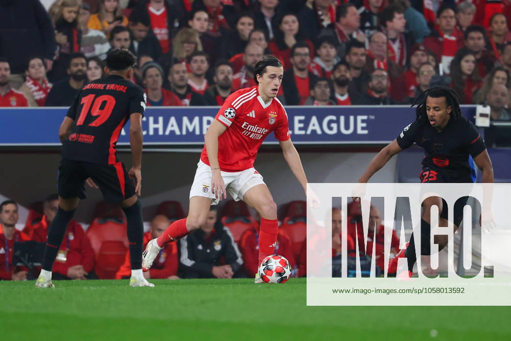 Portugal, Estadio do SL Benfica Lisbon 21 January 2025 Uefa Champions League phase 2024 25 Matchday 7, S L Benfica FC Barcelona v l , Lamine Yamal FC Barcelona , Alvaro Fernandez Carreras S L Benfica , Jules Kounde FC Barcelona , in action, in action,