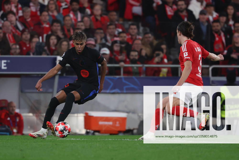 Portugal, Estadio do SL Benfica Lisbon 21. January 2025 Uefa Champions League phase 2024 25 Matchday 7, S.L.Benfica - FC Barcelona, Barca v.l., Lamine Yamal (FC Barcelona), Alvaro Fernandez Carreras (S.L.Benfica), Zweikampf, Action, Aktion, Battles for the Ball