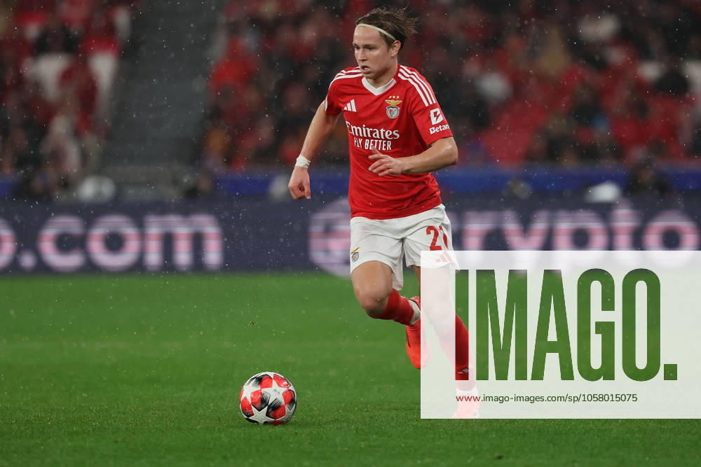 Portugal, Estadio do SL Benfica Lisbon 21 January 2025 Uefa Champions League phase 2024 25 Matchday 7, S L Benfica FC Barcelona v l , Andreas Schjelderup S L Benfica on the ball, cropped image, single image, full body, action, action, game scene