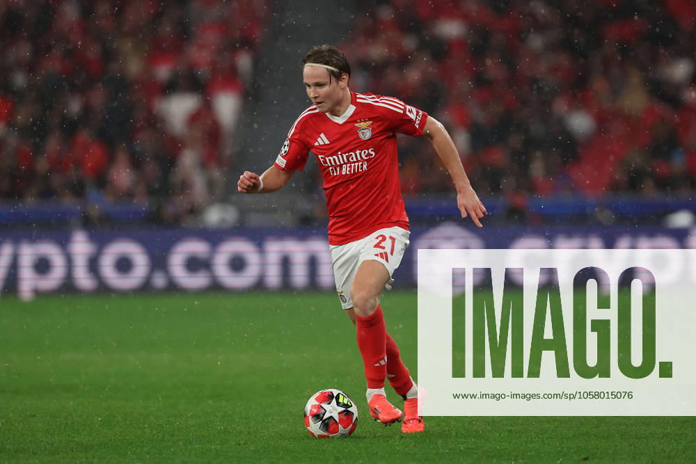 Portugal, Estadio do SL Benfica Lisbon 21 January 2025 Uefa Champions League phase 2024 25 Matchday 7, S L Benfica FC Barcelona v l , Andreas Schjelderup S L Benfica on the ball, cropped image, single image, full body, action, action, game scene
