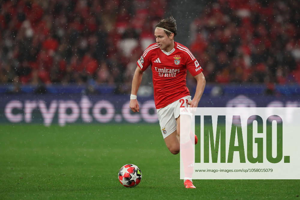 Portugal, Estadio do SL Benfica Lisbon 21 January 2025 Uefa Champions League phase 2024 25 Matchday 7, S L Benfica FC Barcelona v l , Andreas Schjelderup S L Benfica on the ball, cropped image, single image, full body, action, action, game scene