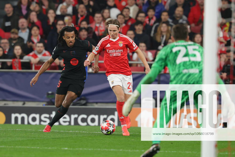 Portugal, Estadio do SL Benfica Lisbon 21 January 2025 Uefa Champions League phase 2024 25 Matchday 7, S L Benfica FC Barcelona v l Jules Kounde FC Barcelona , Andreas Schjelderup SL Benfica