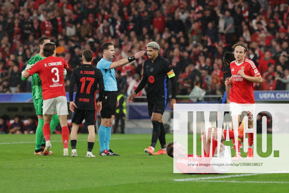 Portugal, Estadio do SL Benfica Lisbon 21 January 2025 Uefa Champions League phase 2024 25 Matchday 7, S L Benfica FC Barcelona v l Penalty indicated by the referee for SL Benfica , Alvaro Carreras SL Benfica , Marc Casado FC Barcelona , Ronald Araujo FC Barcelona , Andreas Schjelderup SL Benfica