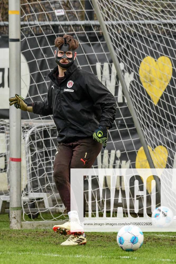 Ben Voll Pauli on the ball Germany , Hamburg , Training ground at Kollaustrasse , Football , 1 Soccer Bundesliga , FC St Pauli