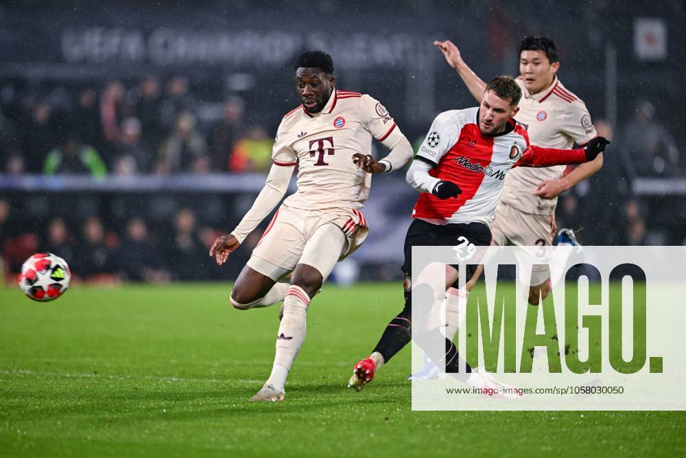 Football UEFA Champions League 2024 2025, Matchday 7, Feyenoord Rotterdam FC Bayern München, im De Kuip, Alphonso Davies FC Bayern München l , Santiago Gimenez Feyenoord Rotterdam scores the goal to make it 1 0 DFL and DFB regulations prohibit any use of photographs as image sequences and or quasi video