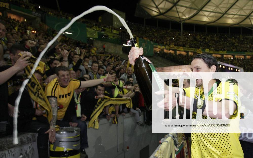 Berlin, 12.05.12: Dortmunds Neven Subotic (R) feiert mit den Fans nach dem Gewinn des Pokals im DFB-Pokalfinale zwischen FC Bayern München vs. Borussia Dortmund in der Saison 2011 2012.