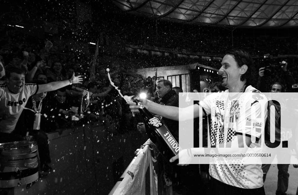 Berlin, 12.05.12: Dortmunds Neven Subotic (R) feiert mit den Fans nach dem Gewinn des Pokals im DFB-Pokalfinale zwischen FC Bayern München vs. Borussia Dortmund in der Saison 2011 2012.