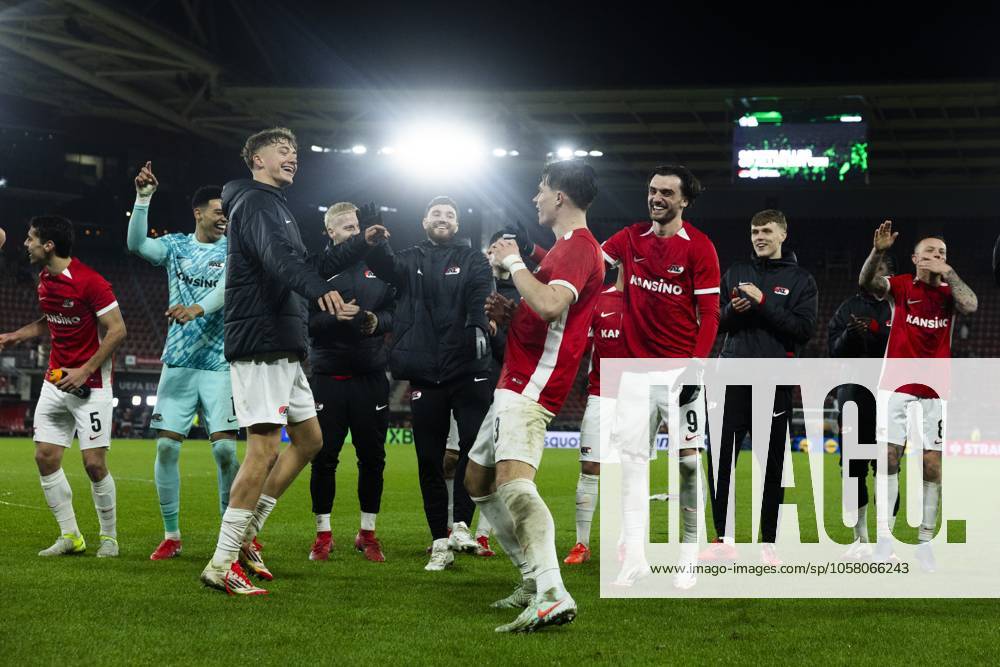 ALKMAAR - (l-r) Sven Mijnans of AZ Alkmaar, Wouter Goes of AZ Alkmaar, Troy Parrott of AZ celebrate the 1-0 victory after the UEFA Europa League match between AZ Alkmaar and AS Roma at the AFAS stadium on Jan. 23, 2025 in Alkmaar, Netherlands. ANP KOEN VAN WEEL UEFA Europa League 2024 25 League Phase MD7 2024 25 ANPxSportx IVx 518168235 originalFilename: 518168235