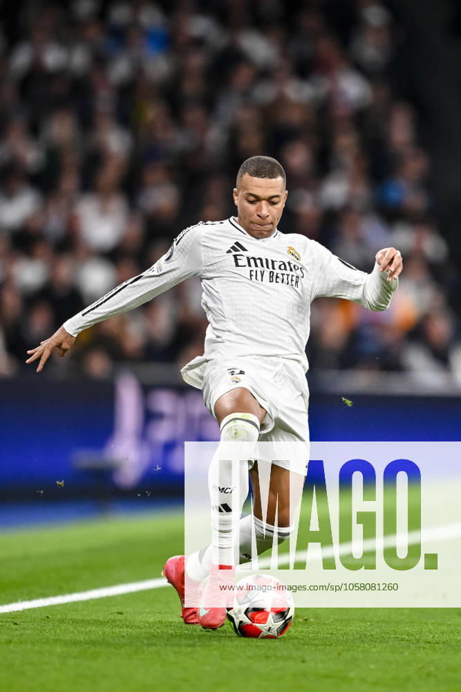 Kylian Mbappe Real Madrid CF controls the ball during the UEFA Champions League 2024 25 League Phase MD7 match between Real Madrid C F and FC Salzburg at Estadio Santiago Bernabà u on January 22, 2025 in Madrid, Spain Photo by Harry Langer DeFodi Images Defodi 541 REASAL20250122 558 Defodi-541