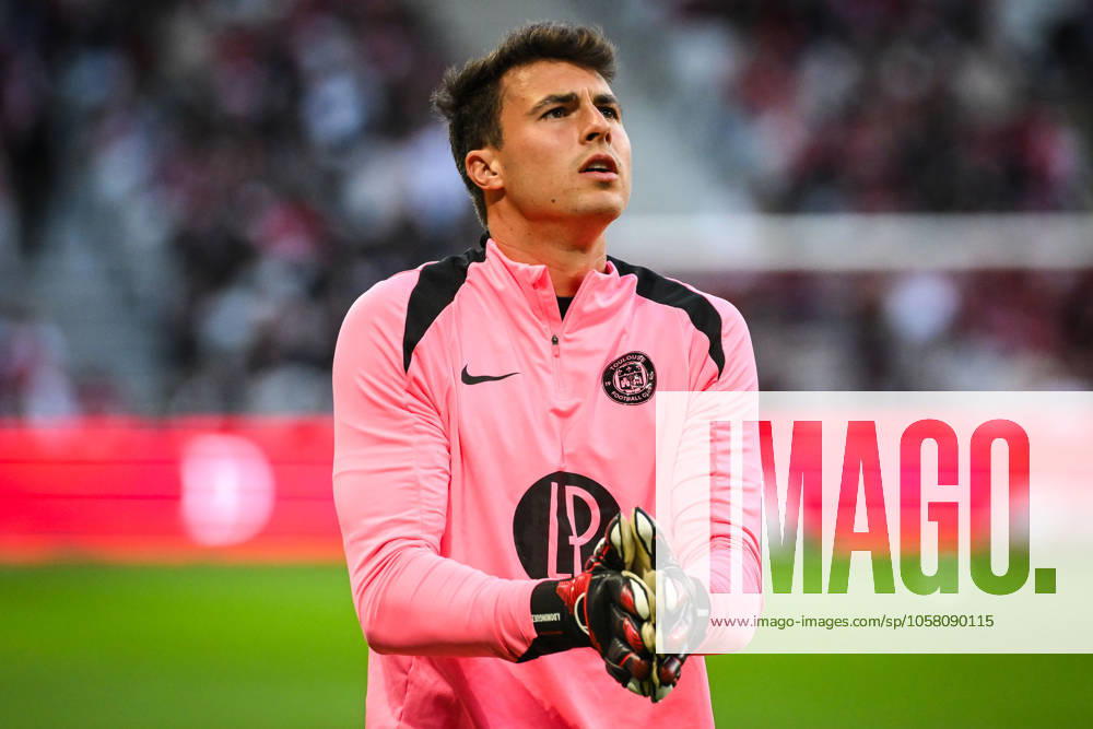 Villeneuve-D ascq, France, France: Alex DOMINGUEZ of Toulouse during the Ligue 1 match between Lille OSC (LOSC) and Toulouse FC at Pierre Mauroy Stadium on October 05, 2024 in Villeneuve-d Ascq near Lille, France. Villeneuve-D ascq France - ZUMAm308 20241005_zsp_m308_015