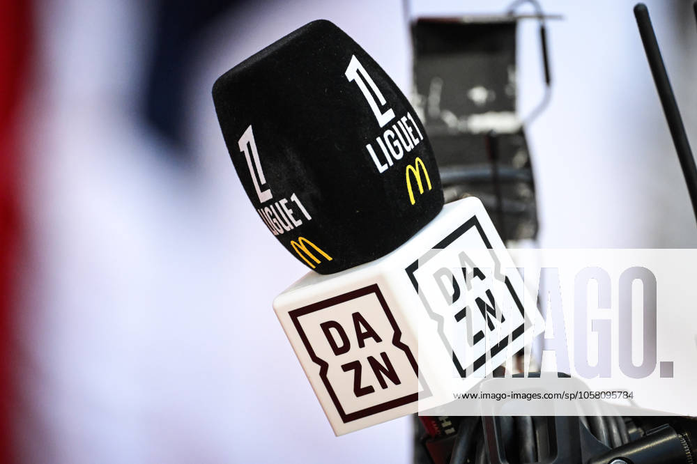 Villeneuve-D ascq, France, France: Illustration of the microphone with the official Ligue 1 McDonald s and DAZN logo during the Ligue 1 match between Lille OSC (LOSC) and Toulouse FC at Pierre Mauroy Stadium on October 05, 2024 in Villeneuve-d Ascq near Lille, France. Villeneuve-D ascq France - ZUMAm308 20241005_zsp_m308_023