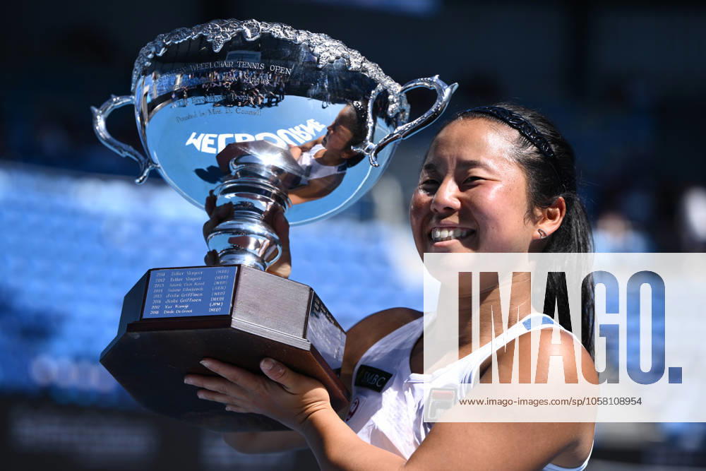KW04 TENNIS AUSTRALIAN OPEN, Yui Kamiji of Japan with the winners trophy following her Women?s Wheelchair Singles final win against Aniek Van Koot of the Netherlands during the 2025 Australian Open at Melbourne Park in Melbourne, Saturday, January 25, 2025. ( NO ARCHIVING, , NO USE IN BOOKS WITHOUT CONSENT MELBOURNE VICTORIA AUSTRALIA