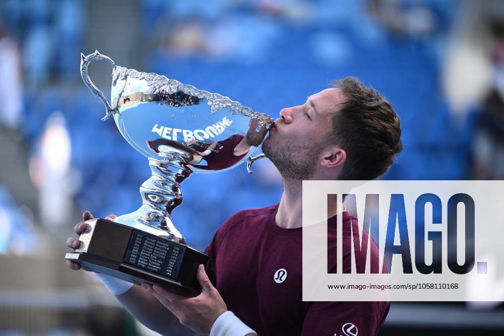 KW04 TENNIS AUSTRALIAN OPEN, Alfie Hewett of the United Kingdom holds up the winners trophy following his Men?s Wheelchair Singles final win over Tokito Oda of Japan during the 2025 Australian Open at Melbourne Park in Melbourne, Saturday, January 25, 2025. ( NO ARCHIVING, , NO USE IN BOOKS WITHOUT CONSENT MELBOURNE VICTORIA AUSTRALIA