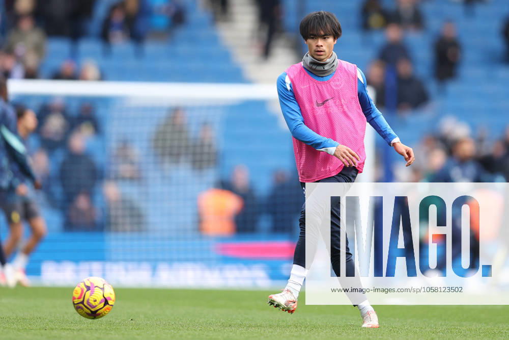 Brighton and Hove, England, 25th January 2025. Kaoru Mitoma of Brighton and Hove Albion warms up before the Premier League match at the AMEX Stadium, Brighton and Hove. Picture credit should read: Paul Terry Sportimage . SPI_006_PT_Brighton_Everton SPI-3630-0006