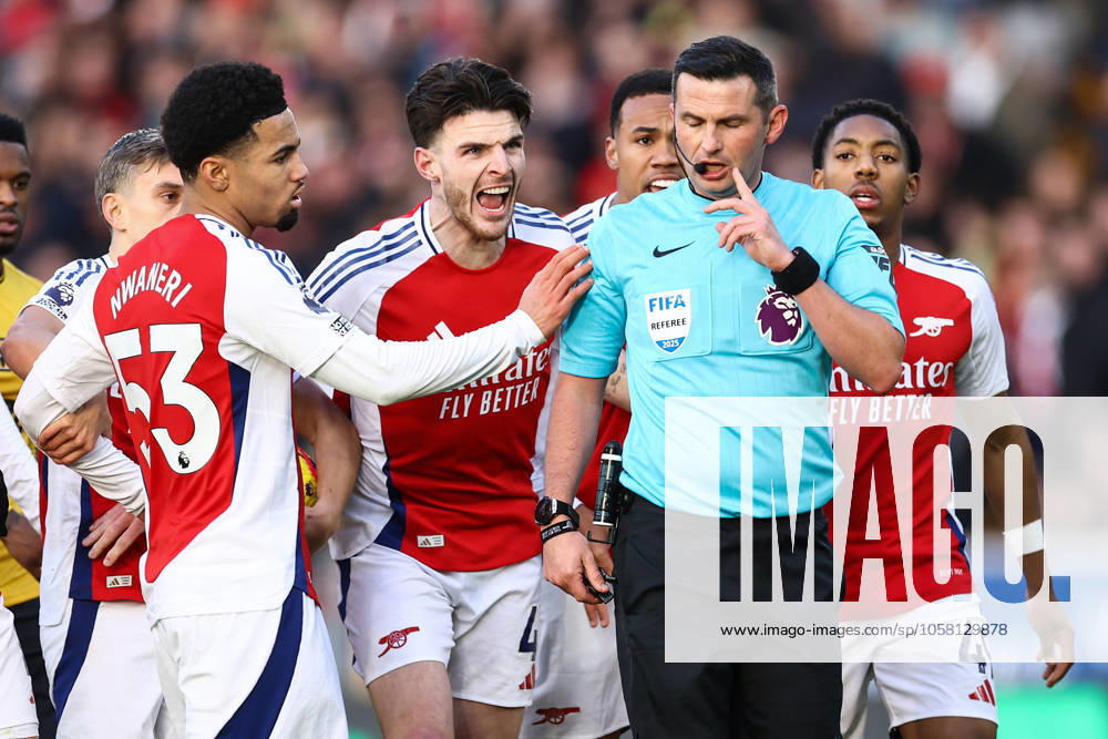Wolverhampton Wanderers gegen Arsenal 25. Januar 2025, Wolverhampton Premier League Fußball Wolverhampton Wanderers gegen Arsenal Ethan Nwaneri, Declan Rice von Arsenal und Gabriel von Arsenal beschweren sich bei Schiedsrichter Michael Oliver nach einer roten Karte für Myles Lewis Skelly von Arsenal Foto Jacques Feeney Abseits Wolverhampton UK